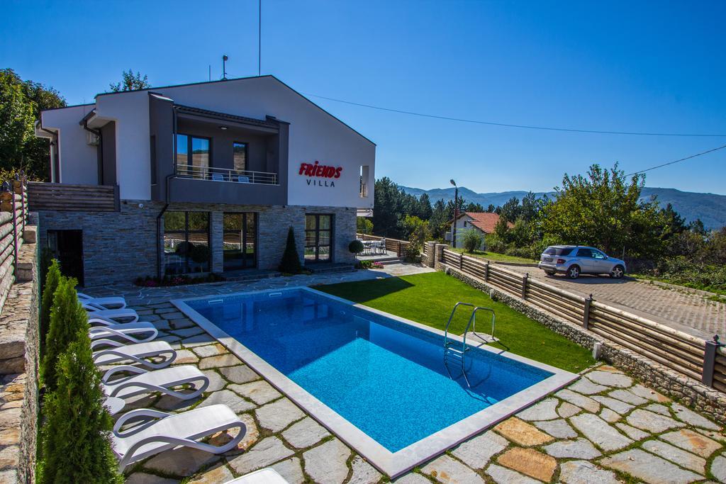 Family Hotel Friends Villa Enchets Exterior photo