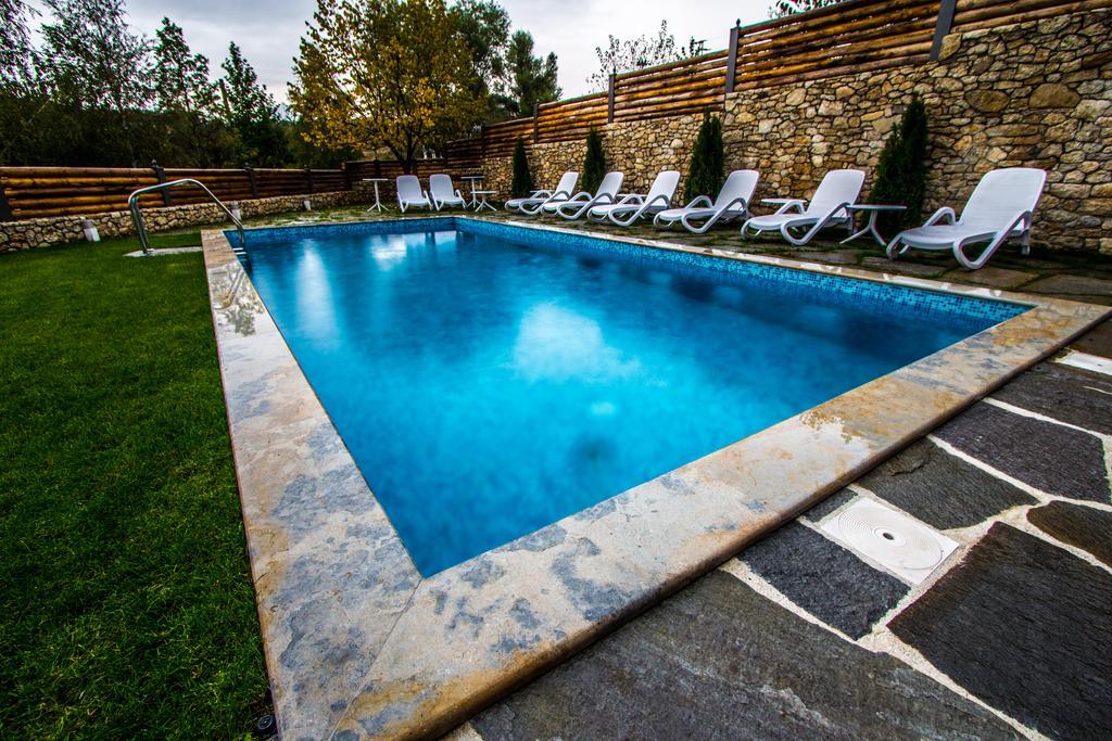 Family Hotel Friends Villa Enchets Exterior photo