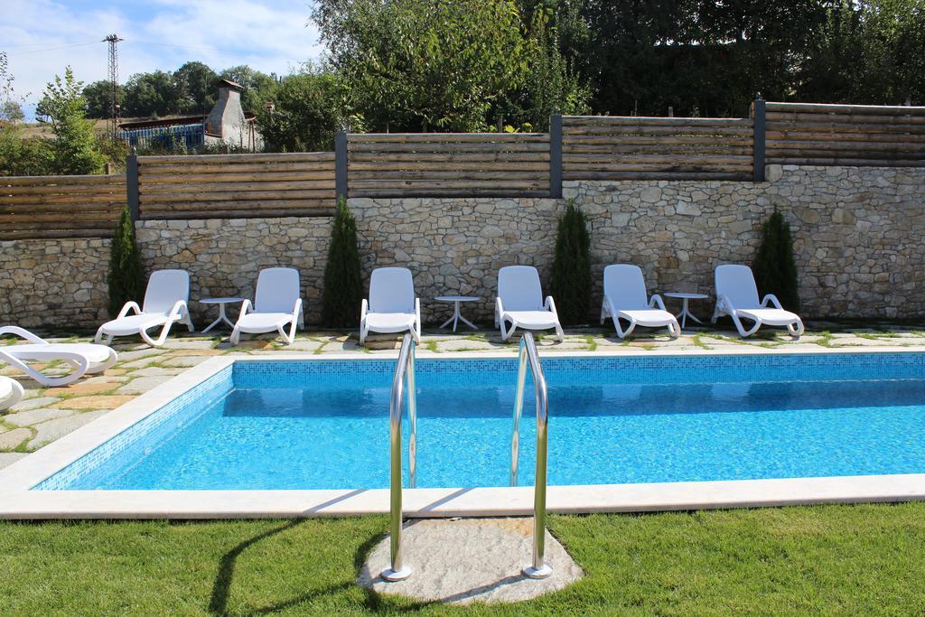 Family Hotel Friends Villa Enchets Exterior photo