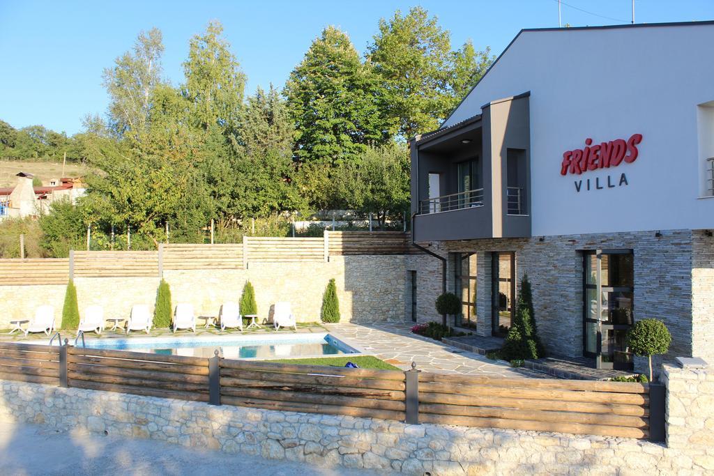Family Hotel Friends Villa Enchets Exterior photo