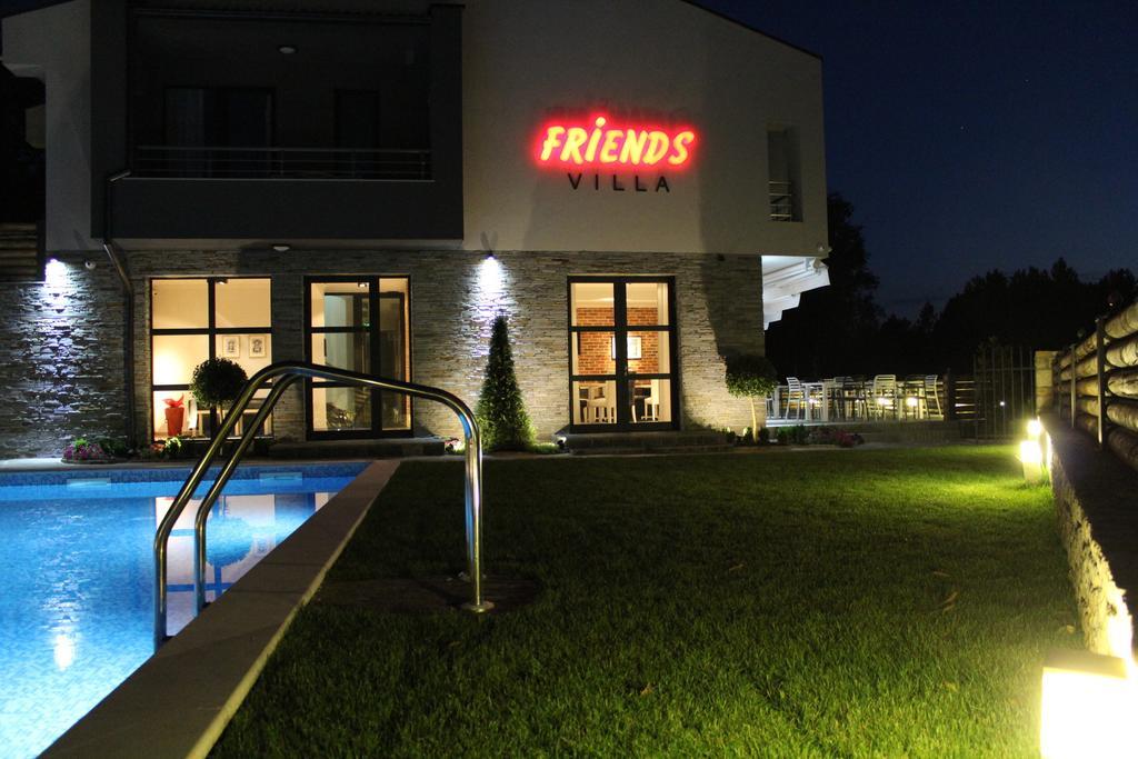 Family Hotel Friends Villa Enchets Exterior photo