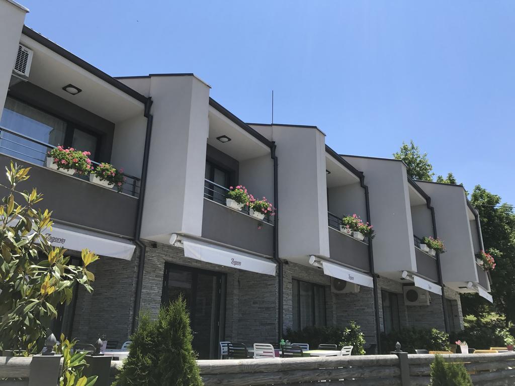 Family Hotel Friends Villa Enchets Exterior photo