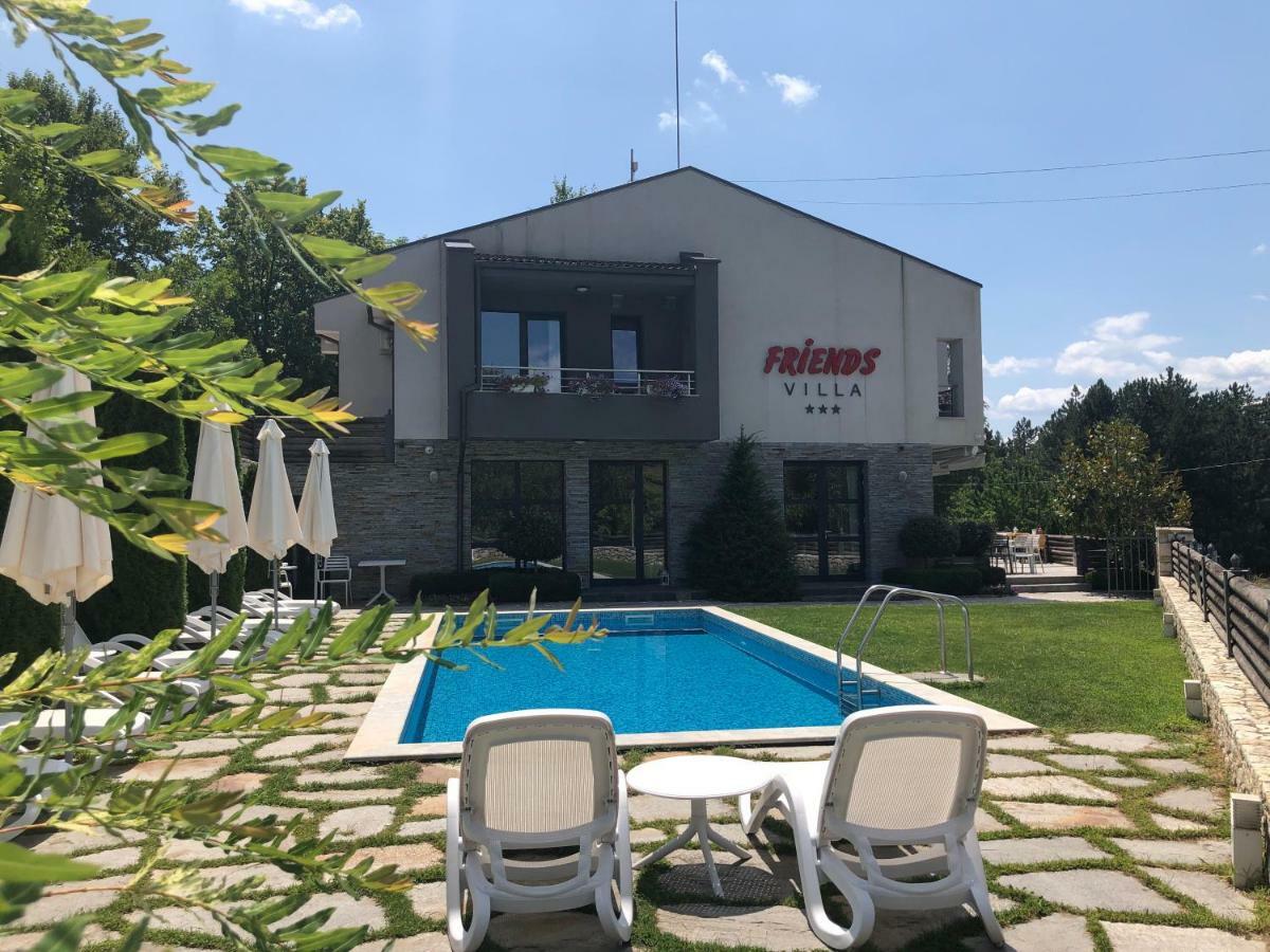 Family Hotel Friends Villa Enchets Exterior photo